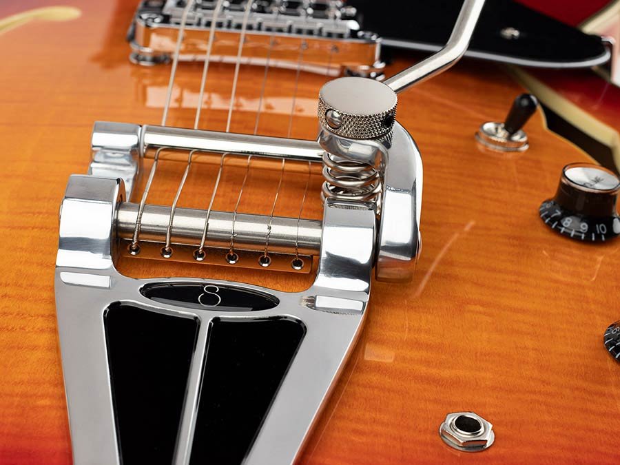 electric archtop guitar with tremolo, cherry sunburst - Afbeelding 7