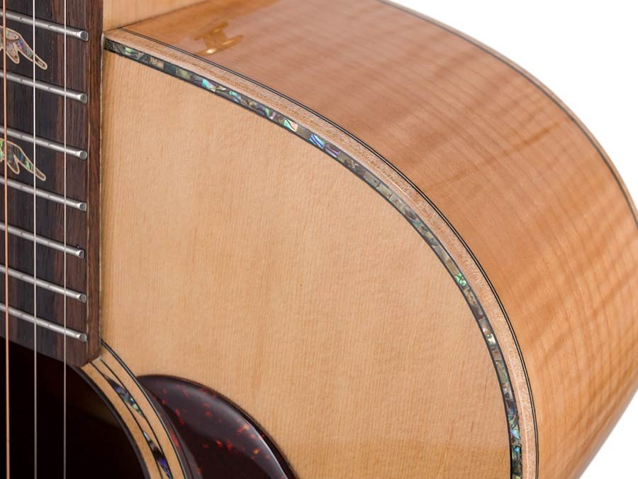 jumbo guitar with solid spruce top, maple b&s, amara ebony fb, with deluxe gigbag and wooden stand - Afbeelding 9